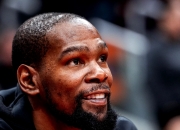 杜兰特巅峰对决，詹姆斯与70激战湖人分钟，赛况扑朔迷离胜负难料！的简单介绍